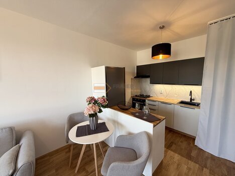 Pronájem bytu 2+KK/B,G, 49 m2, Pelušková, Praha 14